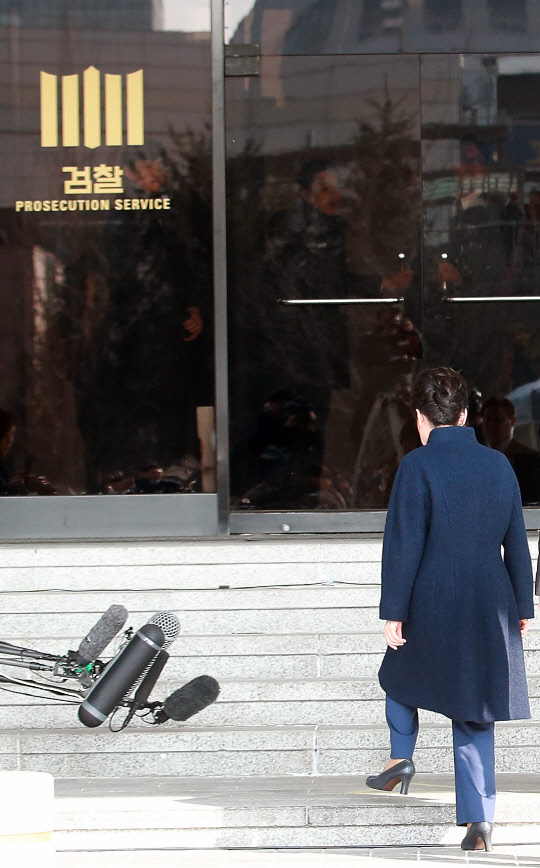 헌정 사상 처음으로 파면된 박근혜 전 대통령이 21일 오전 서울 서초구 서울중앙지방검찰청에서 뇌물수수 등 혐의의 피의자 신분으로 조사를 받기 위해 청사로 들어서고 있다. 사진공동취재단
